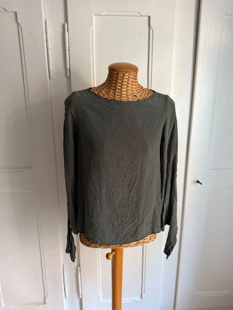 ANNE & LINE - Blusenoberteil olivgrün fliessend S