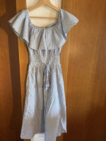 Sommerkleid mit Carmenausschnitt und Knöpfen