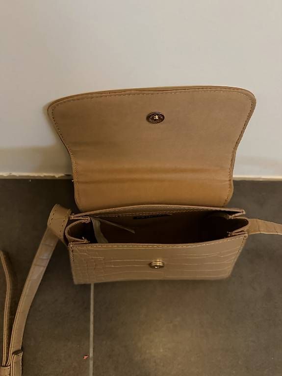 Borse da donna: Mini sac à main beige effet crocodile  – Nuovo e nell'imballaggio originale da Plan-les-ouates venduto da Jordane.S 2