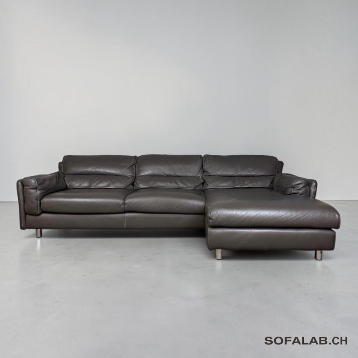 Divani: Ecksofa echtes Nubukleder, ein antiker Metallschirm – Usato da Bachenbülach venduto da Sofalab.swiss