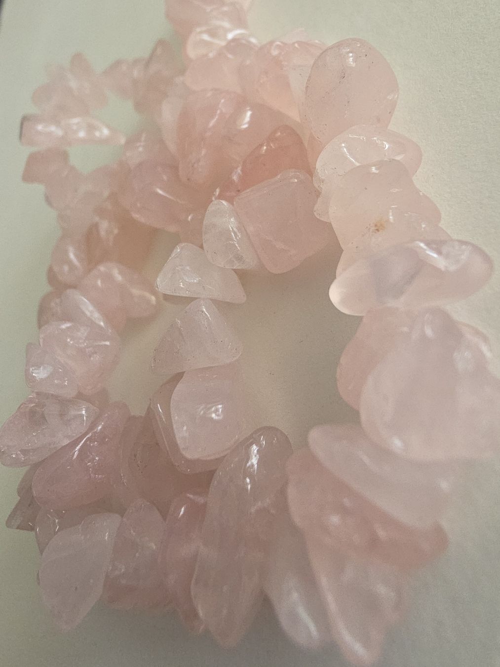 Mineralien & Heilsteine: Rosenquarz splitter ca. 8-12mm. Strang – Neu und originalverpackt aus Menziken von Mirager 1