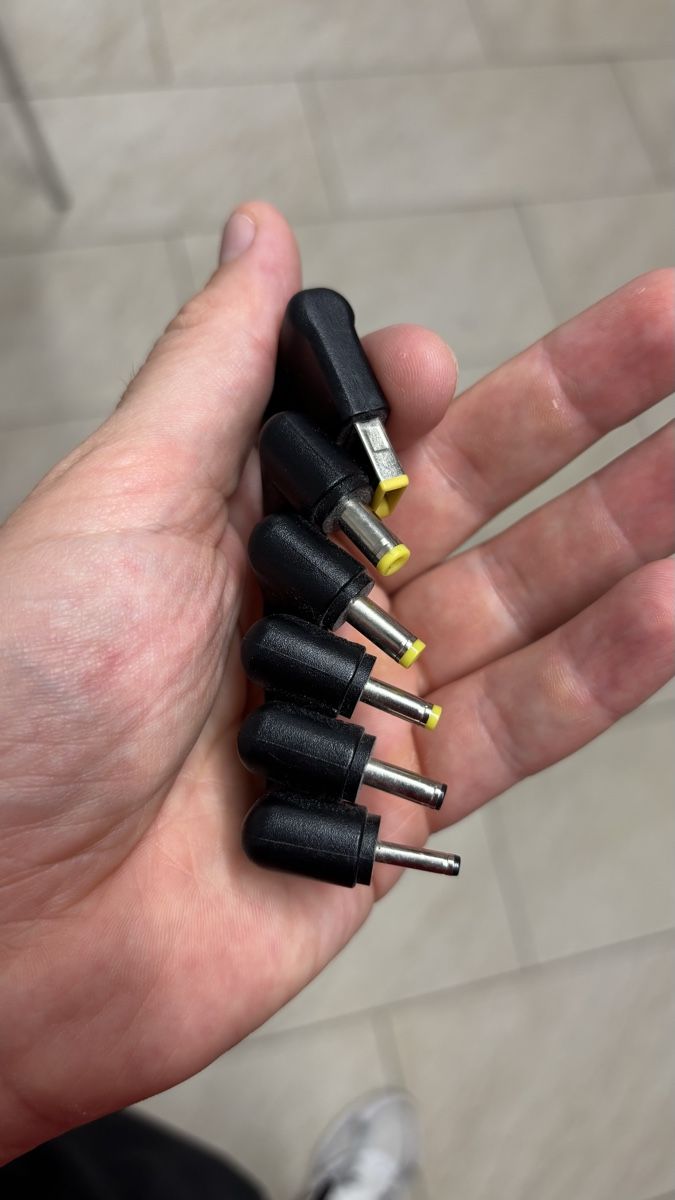 Laufwerke & Adapter: Universal Notebook Netzteil Adapter Set – 6 Stecker – Gebraucht aus Trimbach von fro_2ztm 1