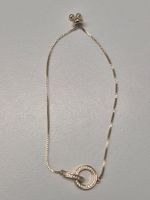 Goldfarbenes Armband mit weissen Steinen