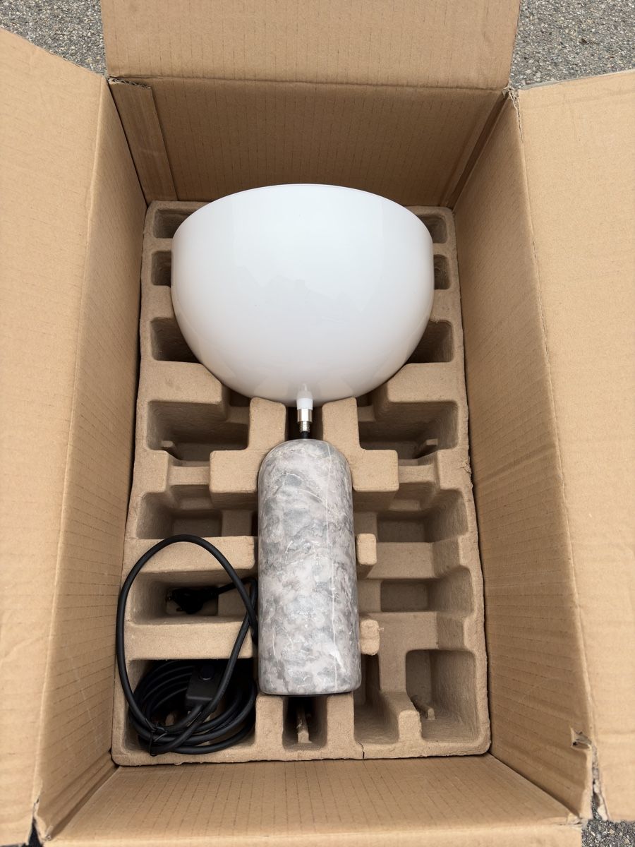 Lampen: New Works Kizu Table Lamp - Small, Marble - Elegant! – Neu (gemäss Beschreibung) aus Nyon von tor_6gr5