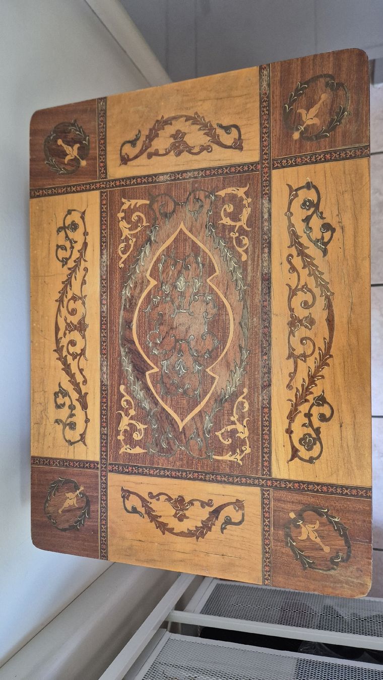 Tavoli: Table à ouvrage ancienne avec marqueterie  – Usato da Versoix venduto da Lenas9 1