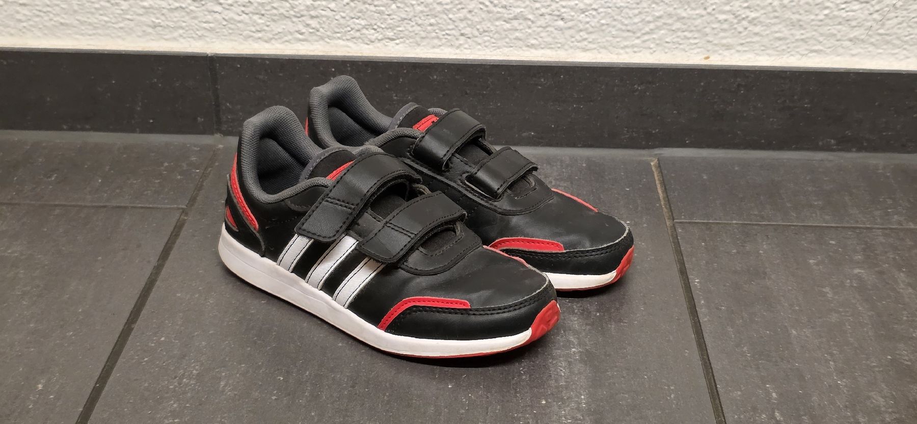Adidas Scarpe per ragazzi: Adidas Kinder Sneaker Gr 31 – Usato da Stäfa venduto da Espresso_Macchiato