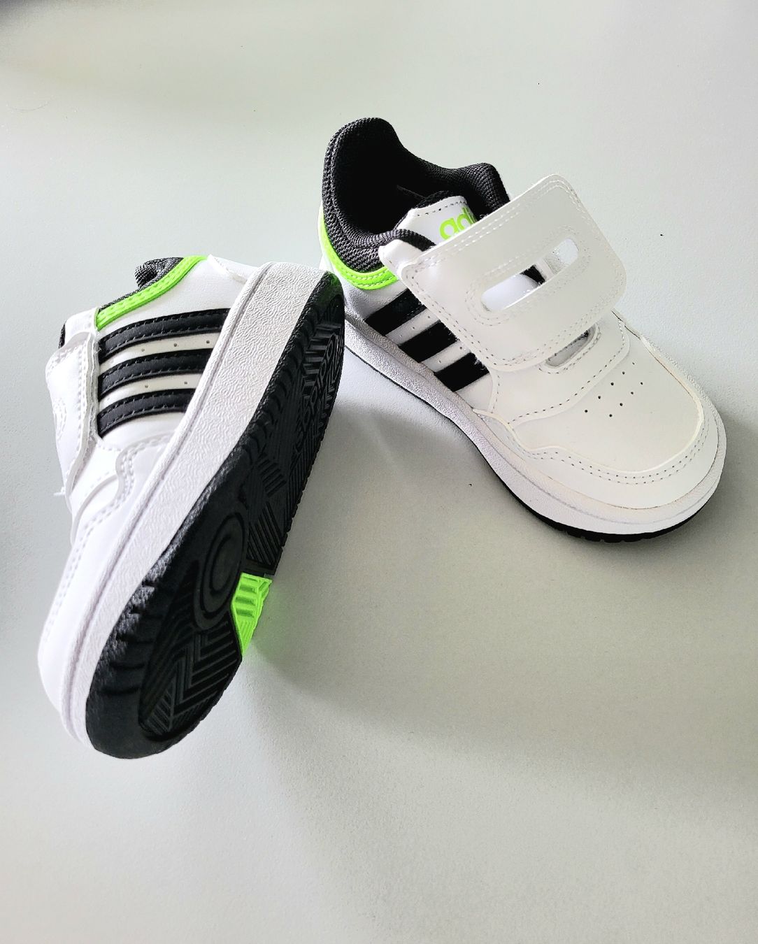Adidas Schuhe für Jungen: Adidas Schuhe Gr. 24 NEU & Originalverpackt – Neu und originalverpackt aus Ballwil von Qws_hy777