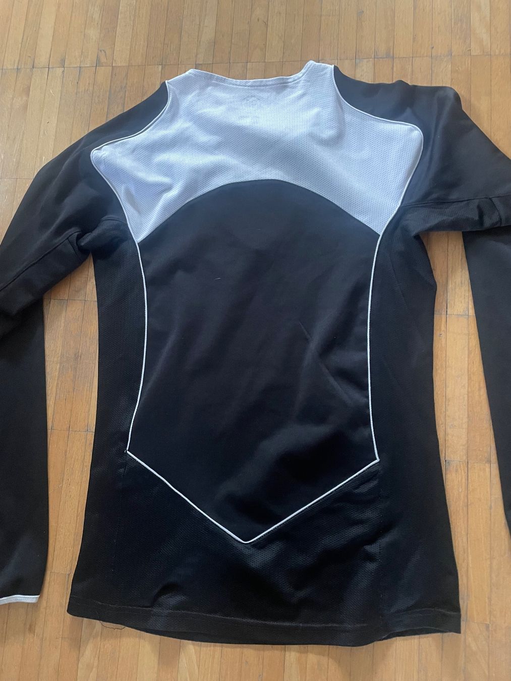 FC Basel Canottiere & Pantaloni: FC Basel Langarm Trikot – Usato da Stäfa venduto da Phphch 7