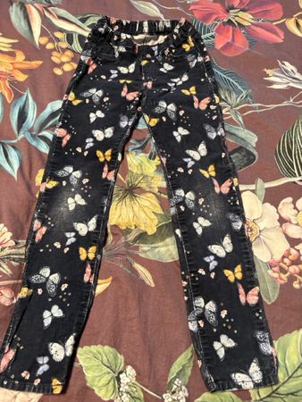 Hose mit Schmetterling Motiv