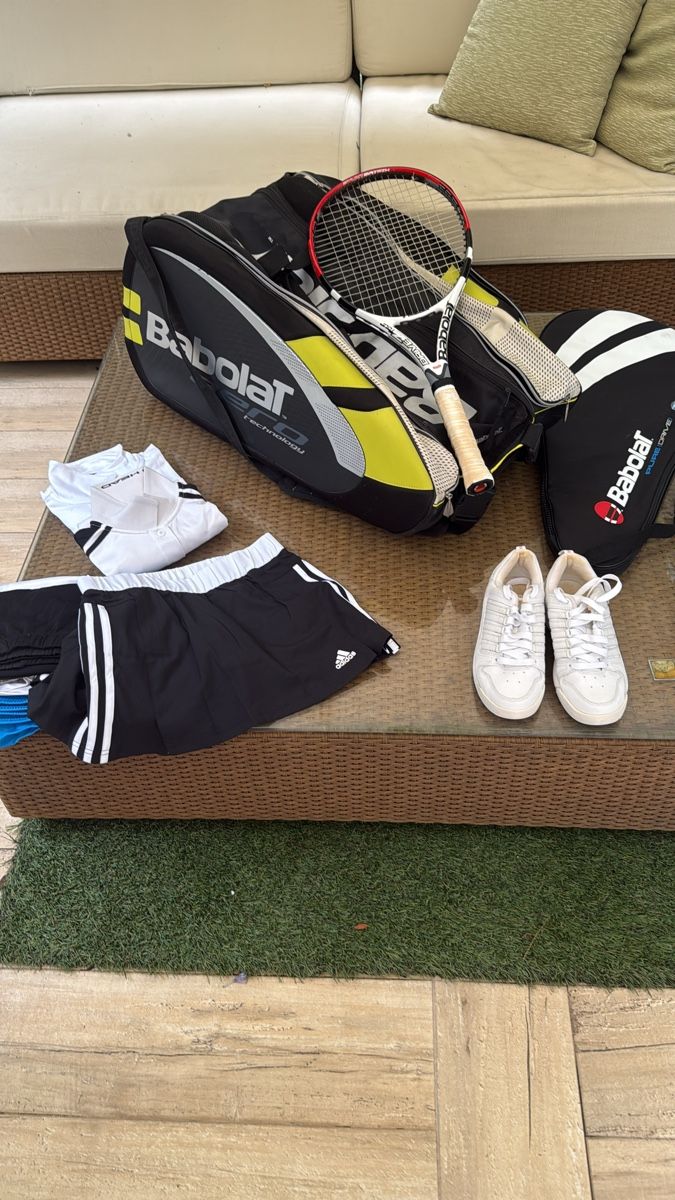 Babolat Schläger: Babolat Tennis Racket Bag and Clothes Set – Gebraucht aus Caslano von jens.philipp