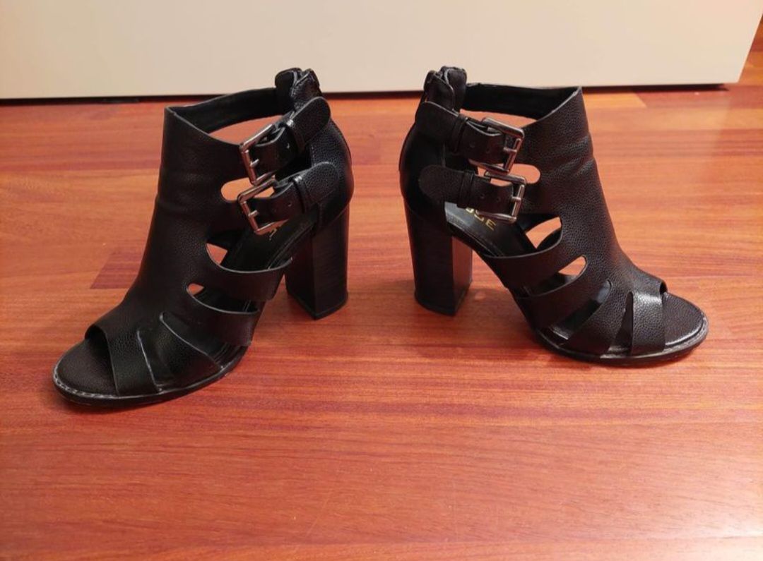 Cube Scarpe da donna: Schwarze Leder Sandalen / High Heels – Usato da Basel venduto da shirley_gold
