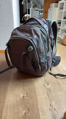 Satch Schulrucksack mit diversen Gebrauchspuren