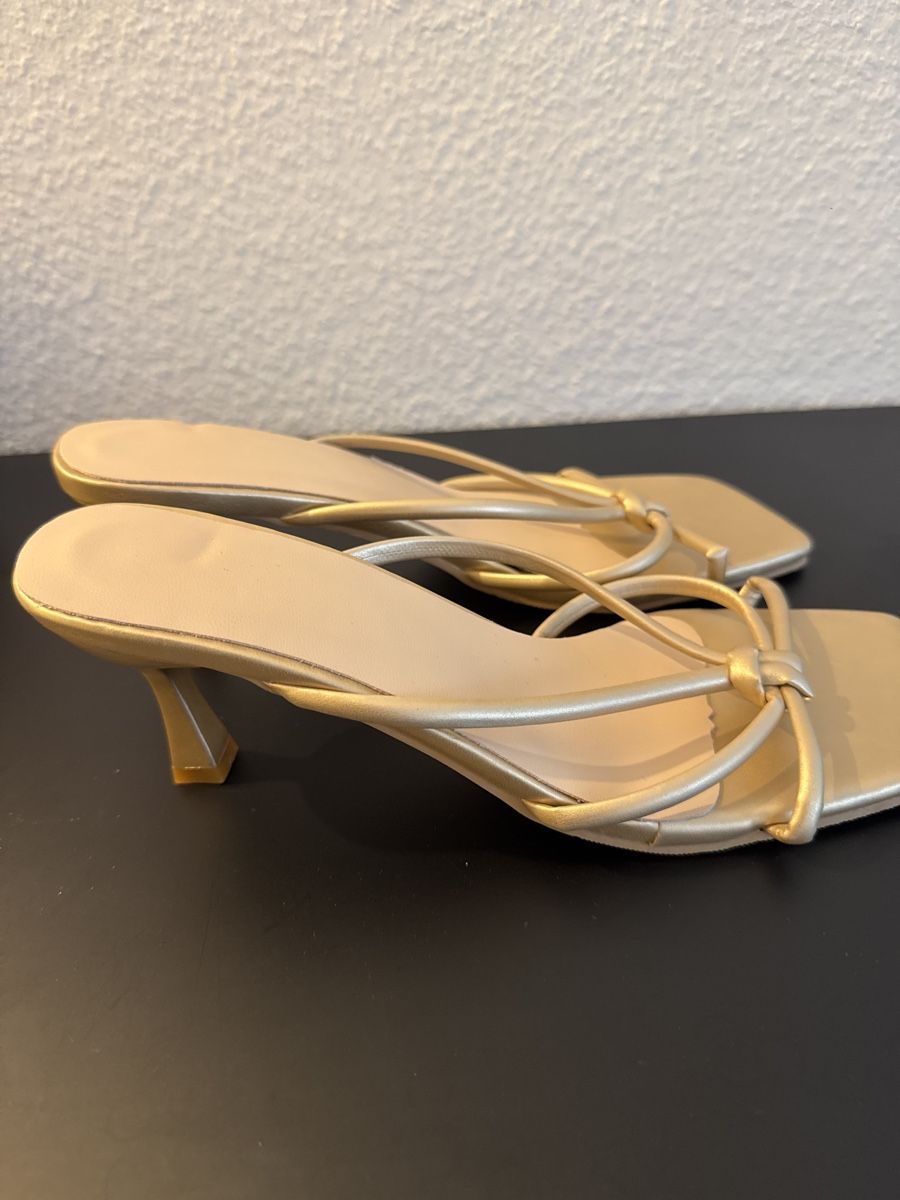Shein Scarpe da donna: goldene Sandaletten, Gr. 39 – Usato da St. Gallen venduto da sho_xzw7