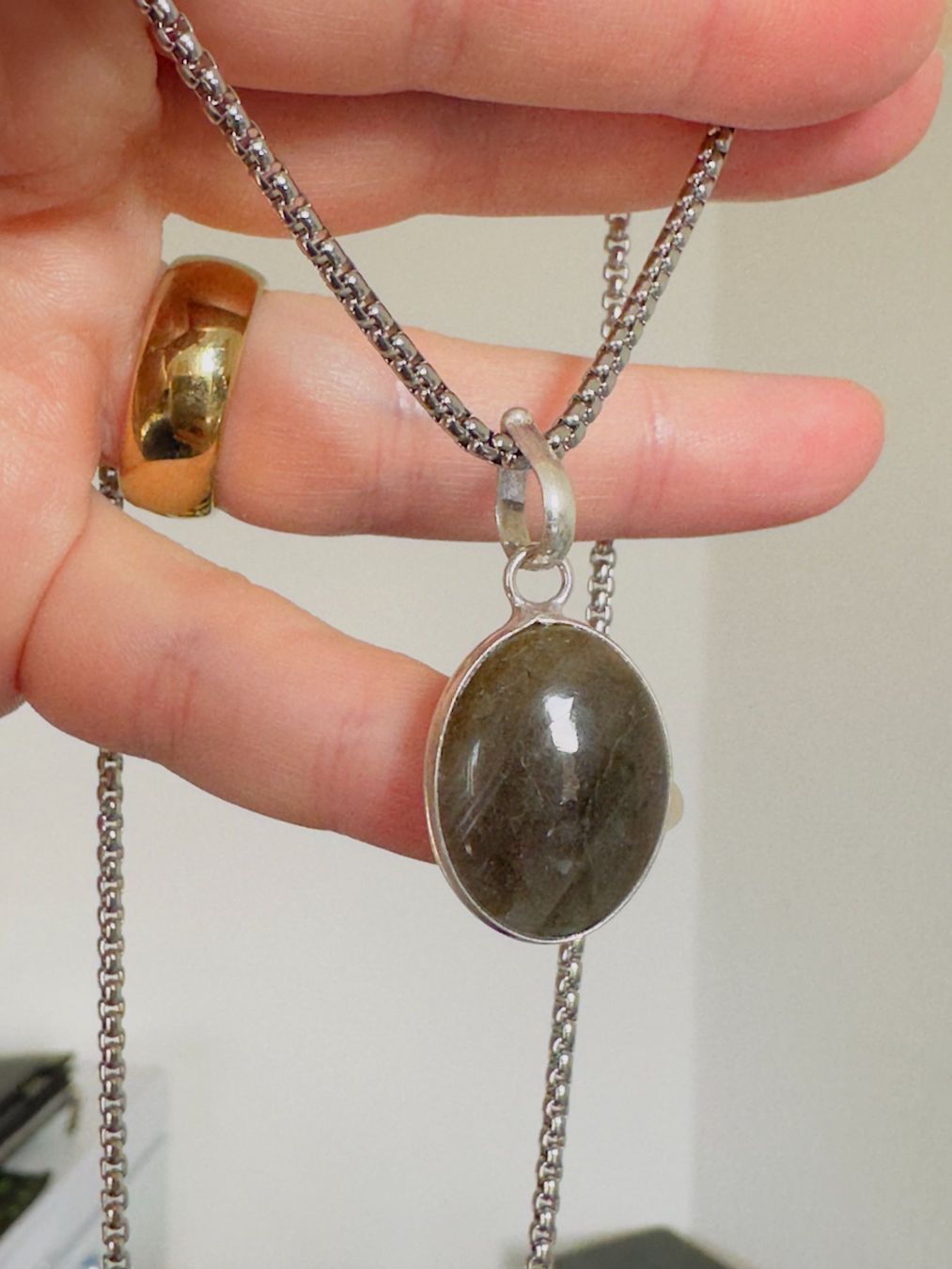 Ketten: Fashionable labradorite necklace – Neu und originalverpackt aus Genève von AGBERG