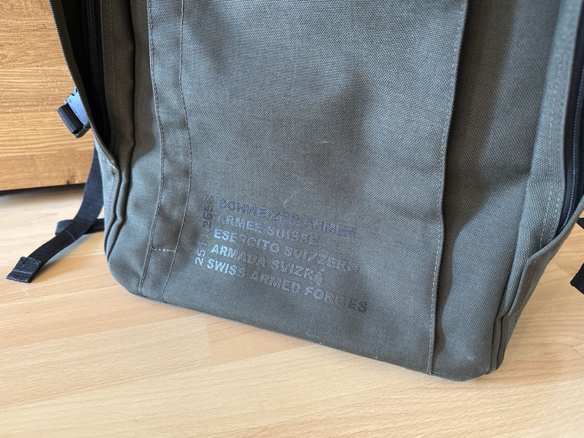 Schweizer Armee Rucksäcke: Tages-Rucksack Schweizer Armee oliv – Gebraucht aus Pfäffikon ZH von Fruchtsaft 2
