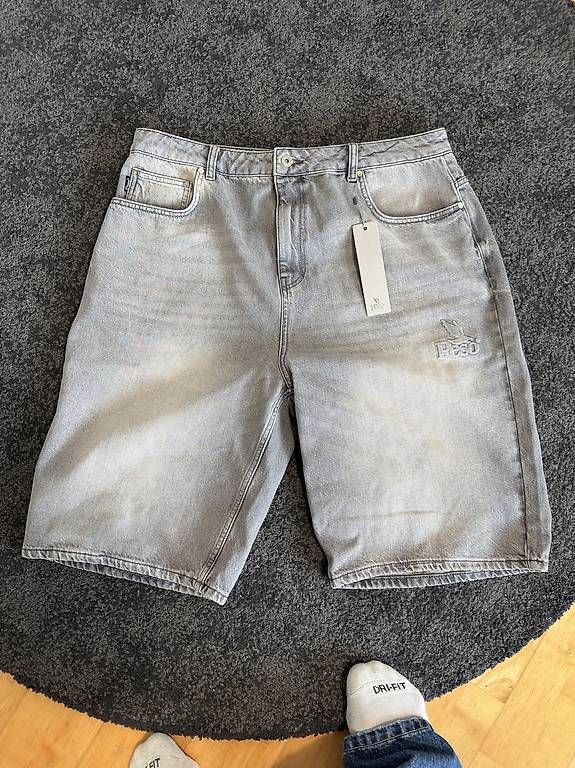 Pantaloni: Peso Shorts – Usato da Roggwil TG venduto da Genius99