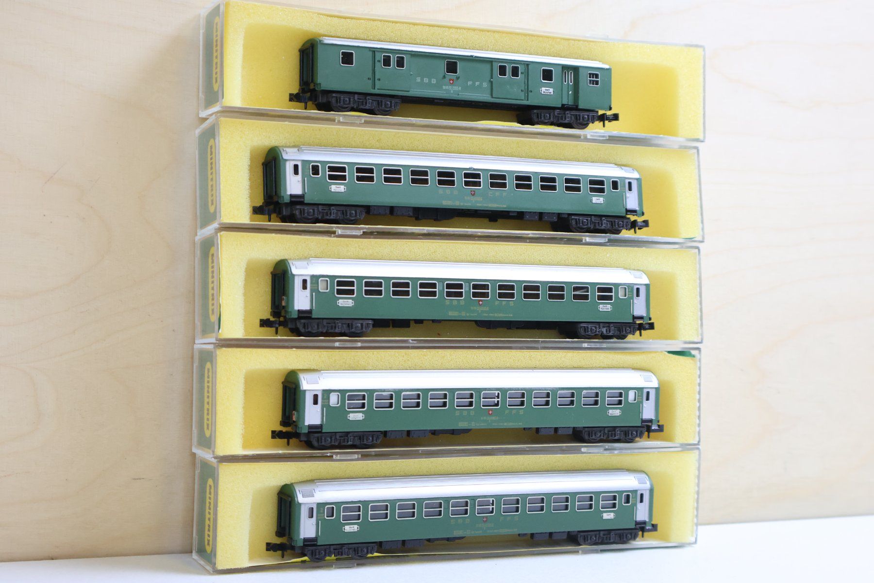 Trix Modellini di ferrovie: Minitrix 5 x SBB Reisezuwagen Set - Spur N – Usato da Winterthur venduto da Monstera 2
