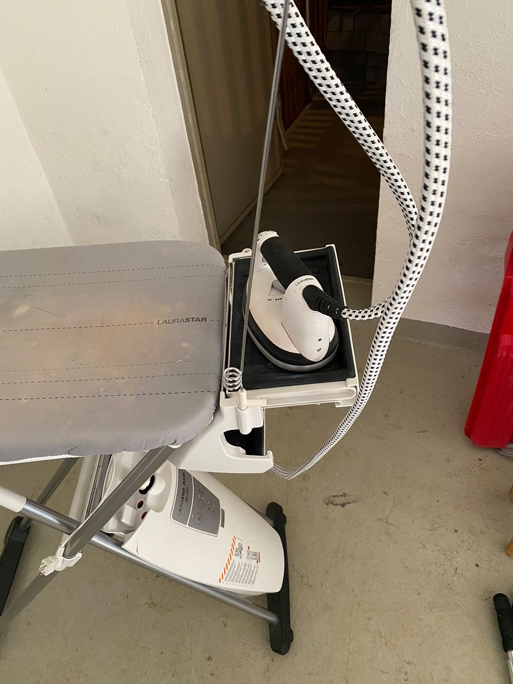 Laurastar Bügeleisen: LauraStar Pulse Silver Bügelsystem gebraucht – Gebraucht aus Baden von dal_r5zm 4