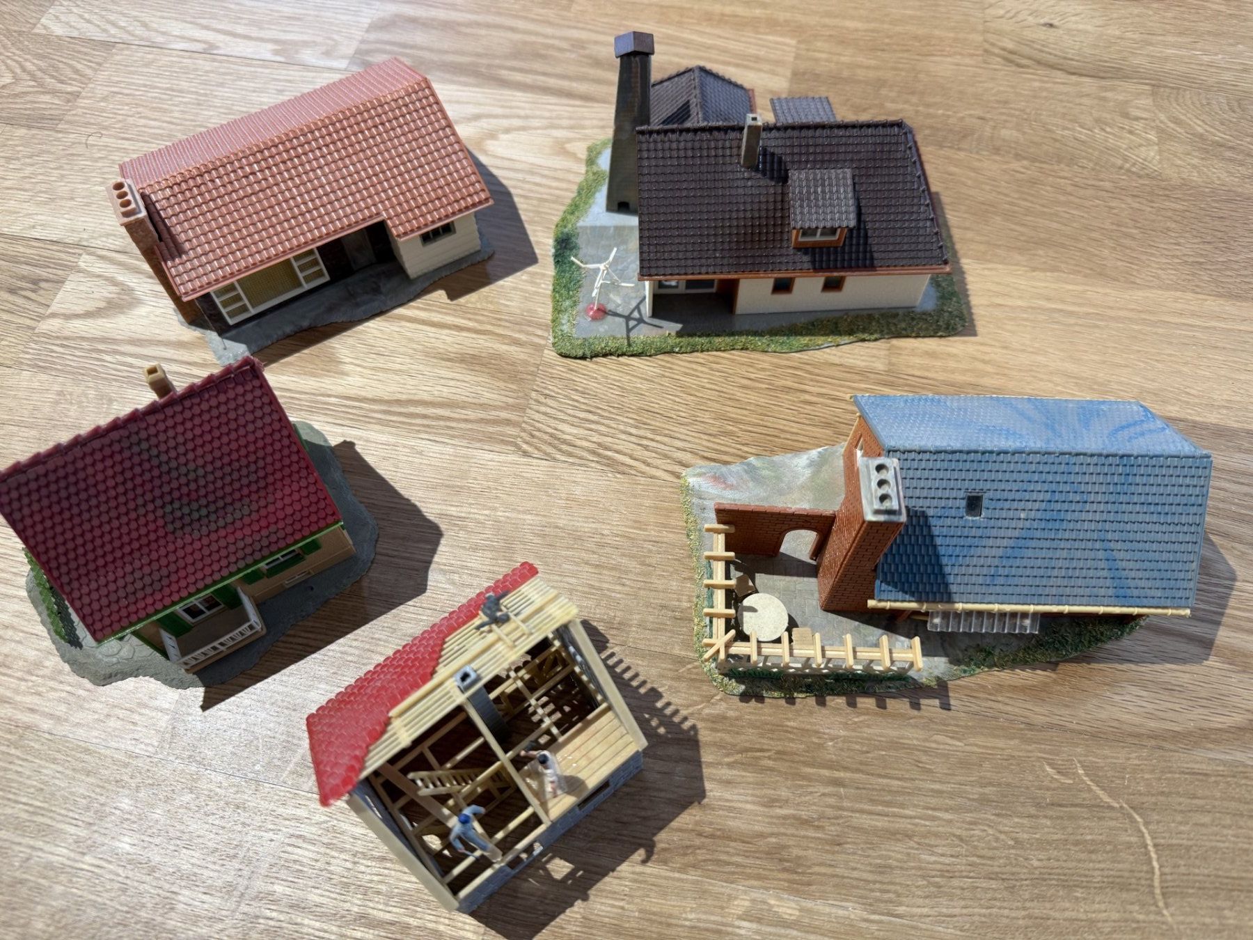 Faller Modellini di ferrovie: Lot de 5 maisons – Usato da Echallens venduto da Says1