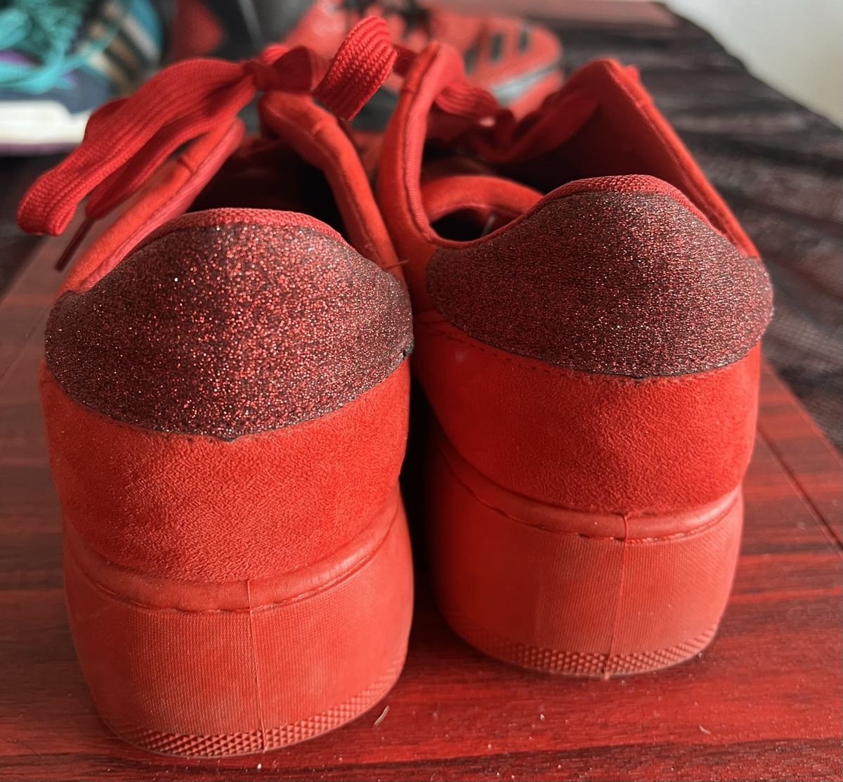 Chaussures hommes: Chaussures compensées rouges comme neuves, pointure 40 – D'occasion à Chézard-St-Martin par Cheyenne_75 1
