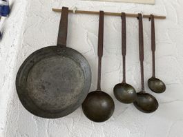 Antike Bratpfanne mit Schöpflöffel-Set, Vintage Küchenkult, 