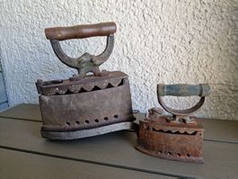 zwei antike Bügeleisen  -  gross und klein