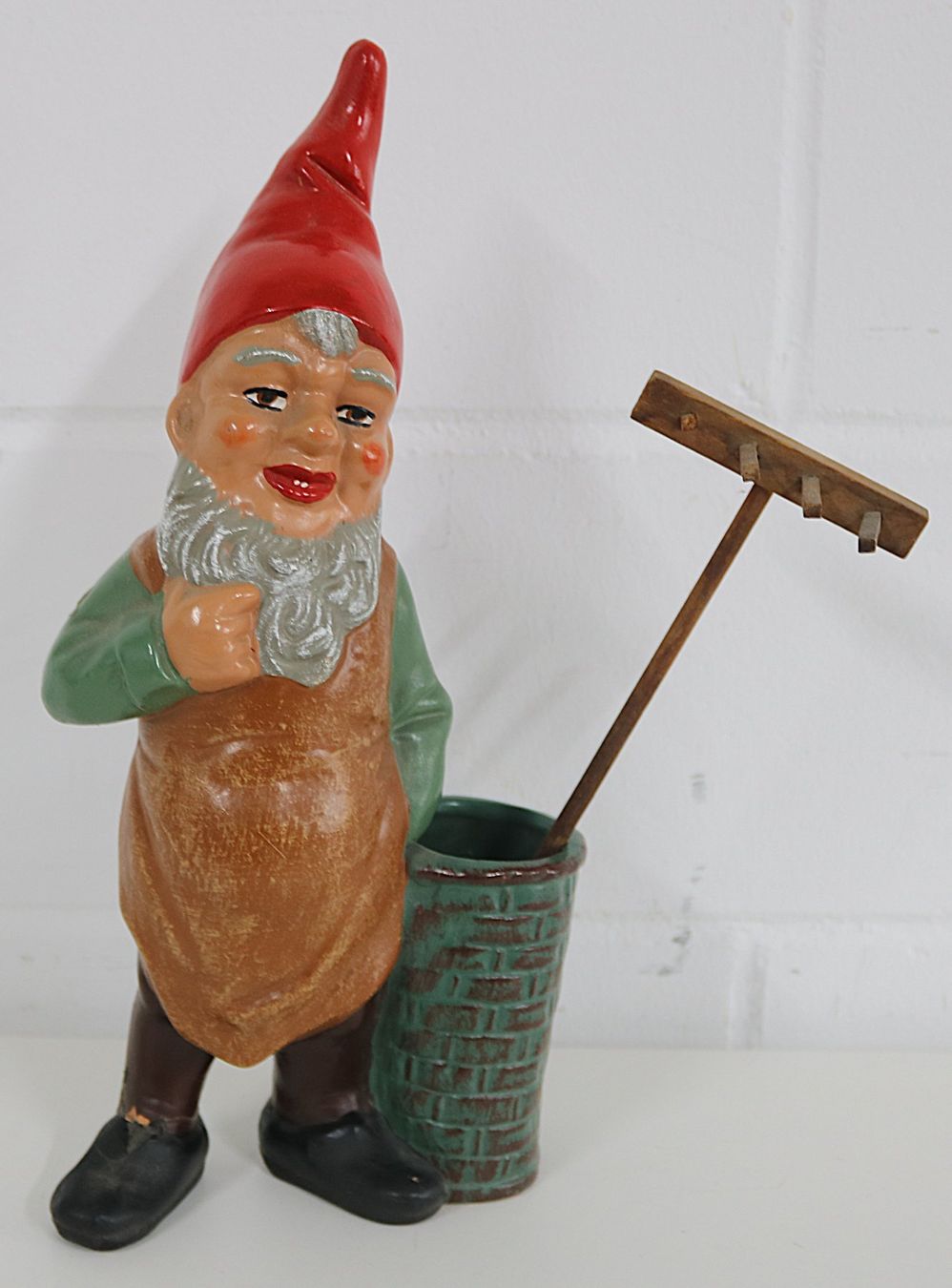 Figurines: Kleiner Gartenzwerg mit Rechen und Korb – D'occasion à Volketswil par brockipfannenstil