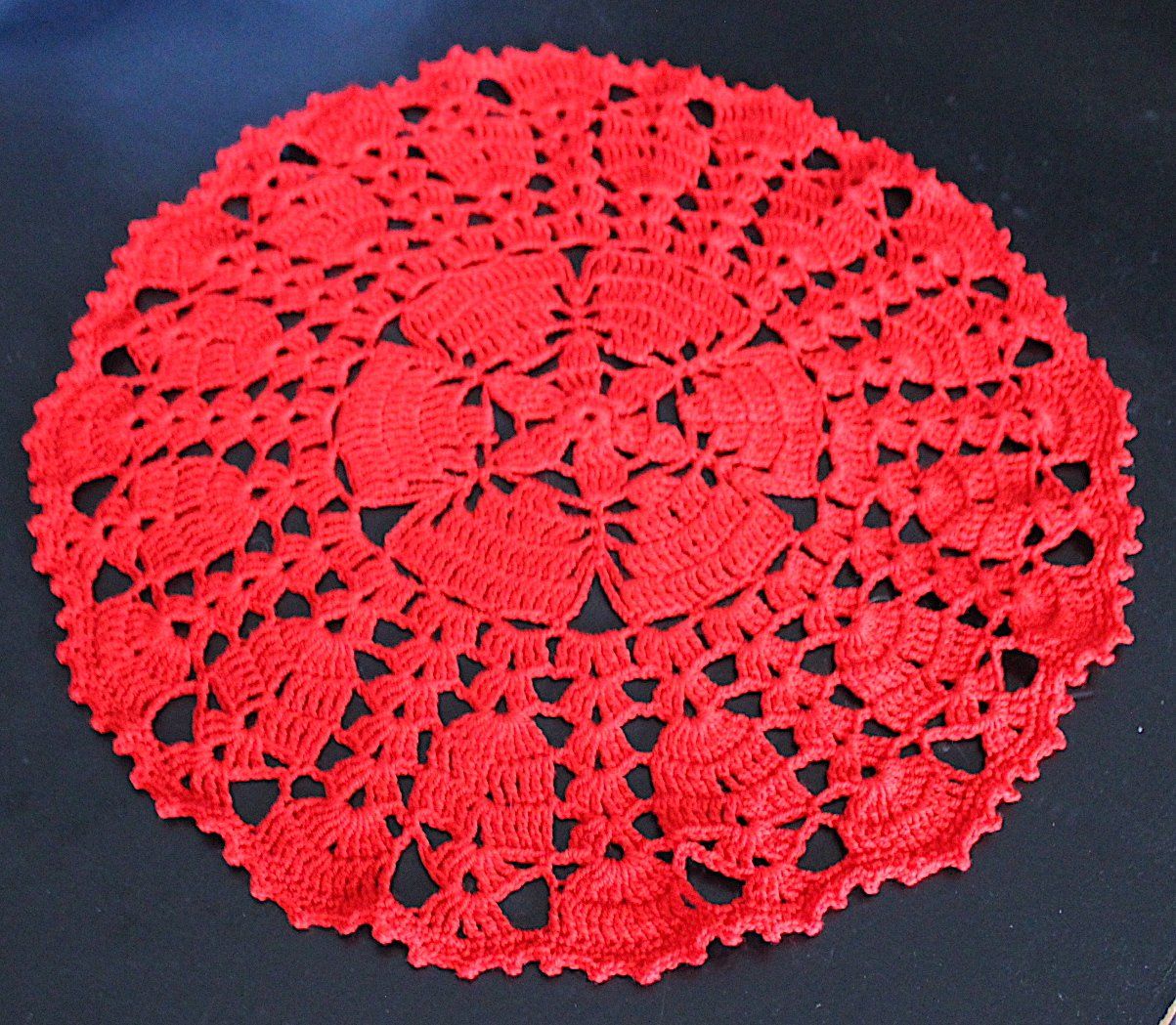 Altra biancheria da tavola: Neuwertige, Rotes Häckeldeckchen, ca.38 cm – Usato da Locarno venduto da fripui 1