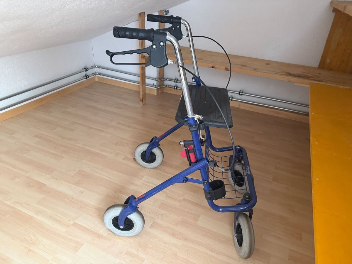 Gehhilfen: Gehhilfe Rollator blau gebraucht – Gebraucht aus Willerzell von RKK63