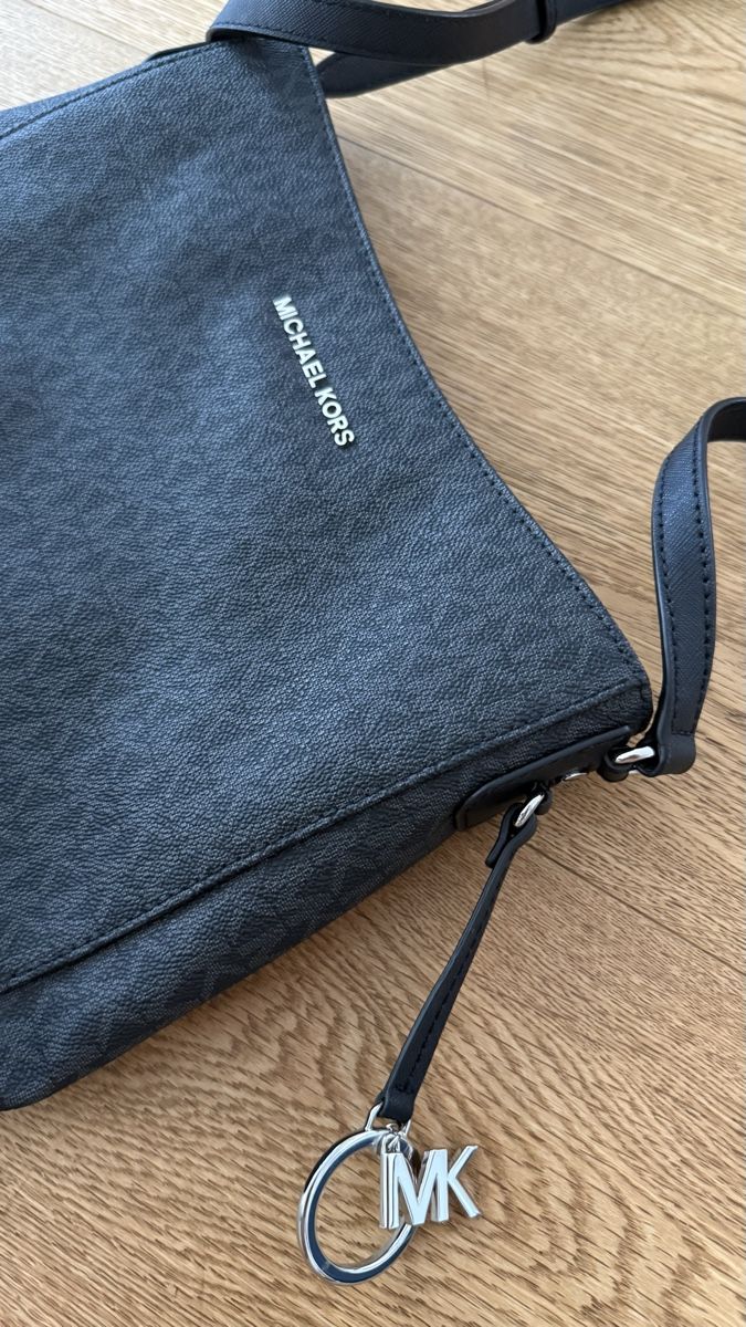 Michael Kors Zaini: Michael Kors Shoulder Bag Monogram Black  – Usato da Boswil venduto da hey.itsme 1