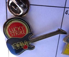 Pin LUCKY STRIKE Gitarre schwarz