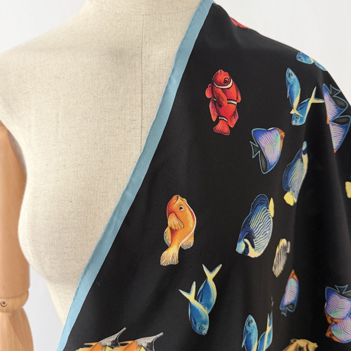 Fabric Frontline Foulard & Sciarpe: FABRIC FRONTLINE Silk Scarf – Nuovo (secondo la descrizione) da Emmen venduto da Colette-Juliette 3