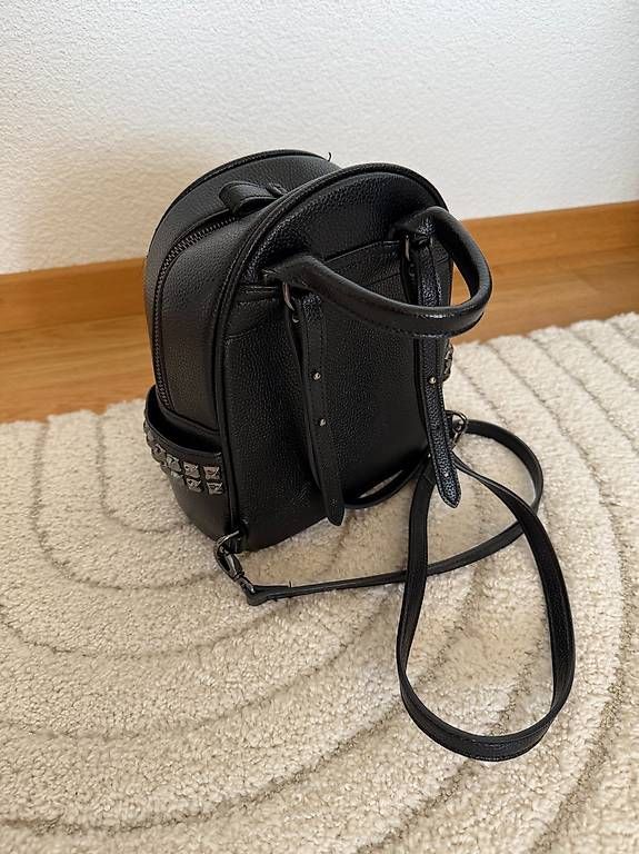 Zaini: Kleiner schwarzer Rucksack in Leder Optik – Usato da St. Gallen venduto da Nata_i 1