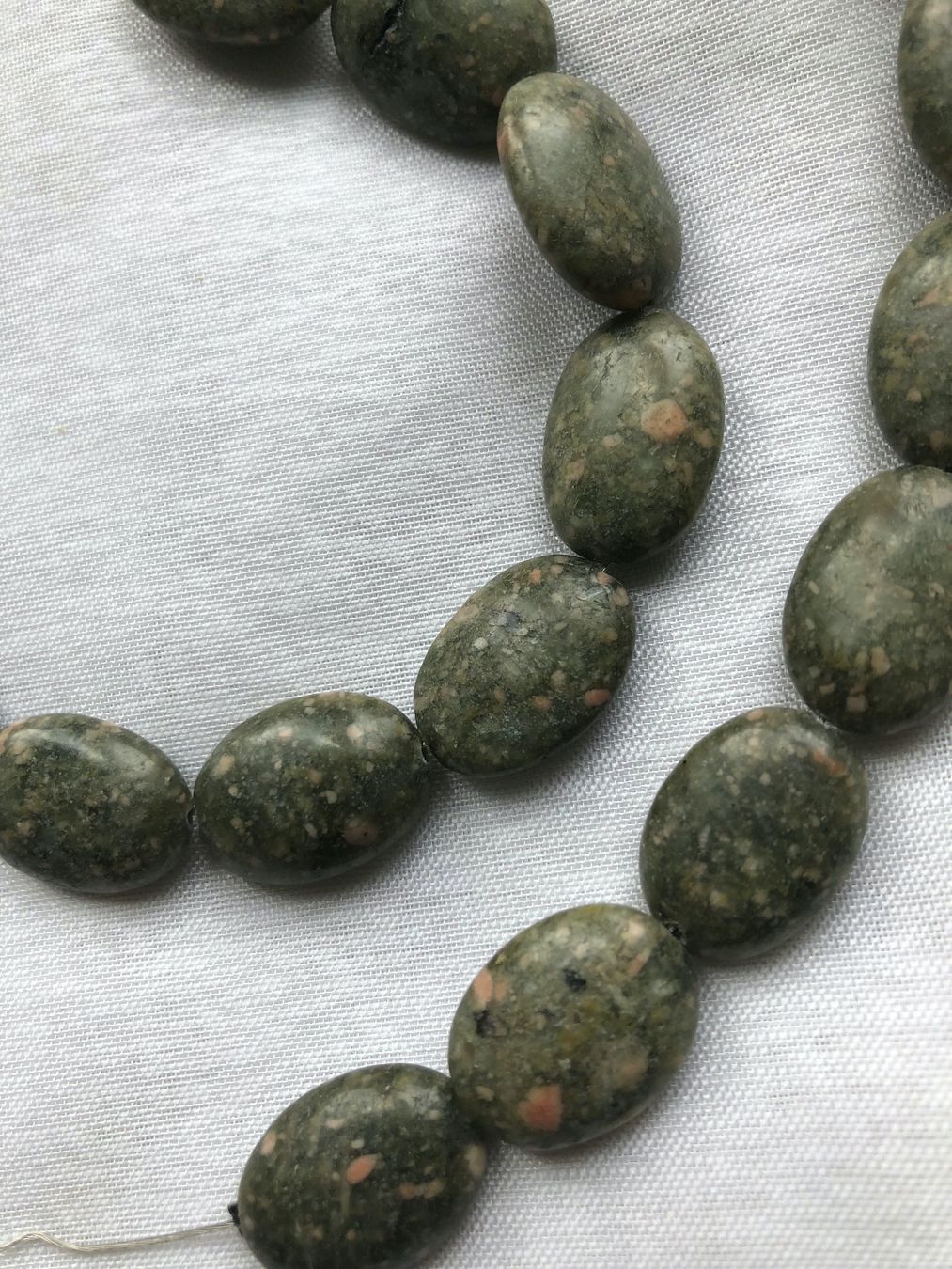 Pietre preziose: schöne "Zoisit" Perlen oval 18mm - 1 Strang – Nuovo e nell'imballaggio originale da Ittenthal venduto da Hwaggis 1