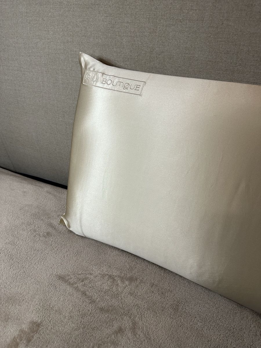 Cuscini: NEW Beige Silk Pillowcase Set 40x60cm - 2-Pack! – Nuovo e nell'imballaggio originale da Winterthur venduto da LeLe0606 1