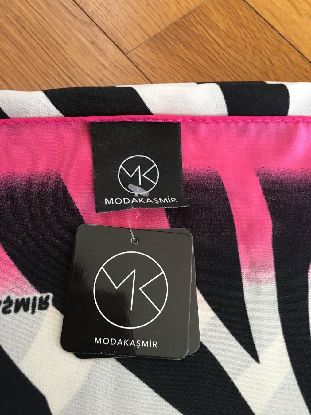Foulard & Sciarpe: Wunderschöner Sarong, schwarz-pink,weiss – Nuovo e nell'imballaggio originale da Eich venduto da Jokove63 1