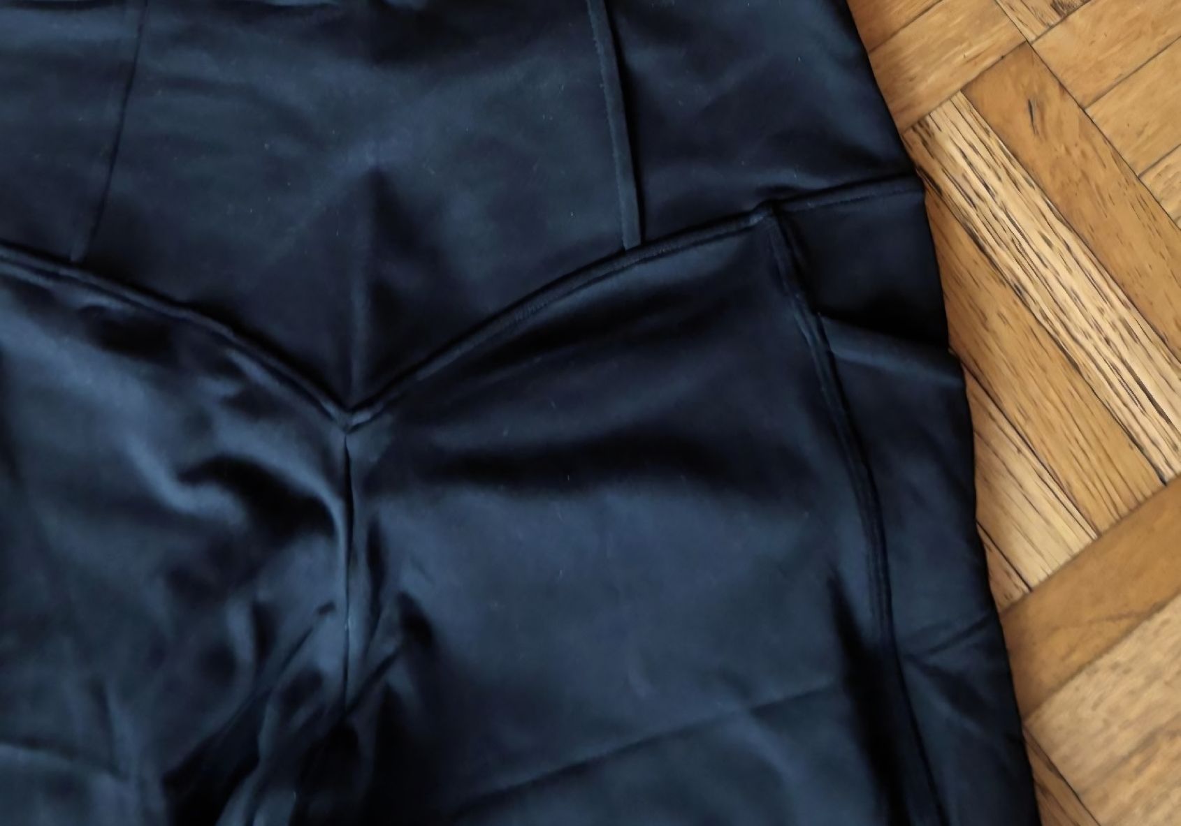 Guess Pantaloni: Schwarze  Trainingshose,  GUESS Gr.36/38 – Usato da Interlaken venduto da NataliiaS 2
