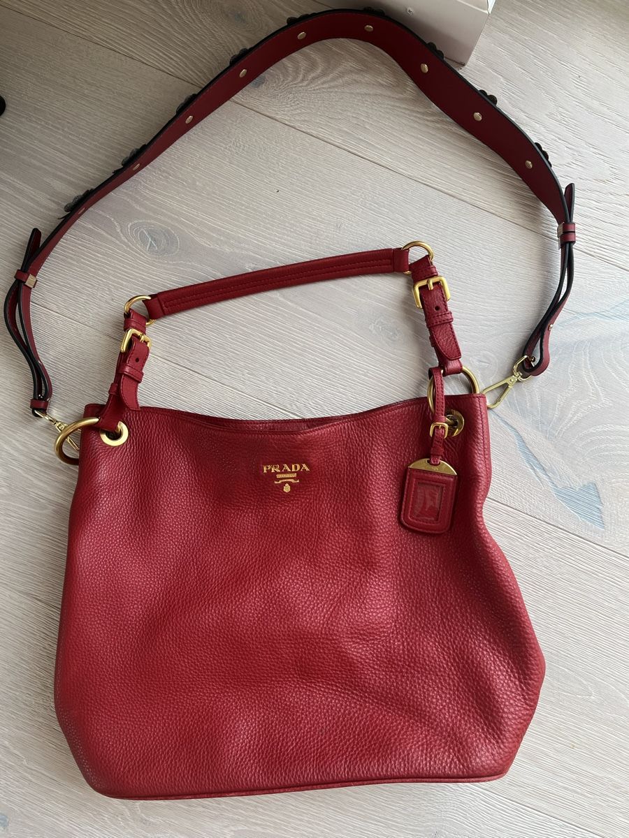Prada Borse da donna: Neuwertige Prada Tasche, dunkelrot – Usato da Russikon venduto da Jamiee 2