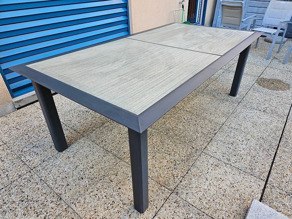 Set di tavolo e panche: Grande table de jardin avec chaises – Usato da Onex venduto da Rduquette 4