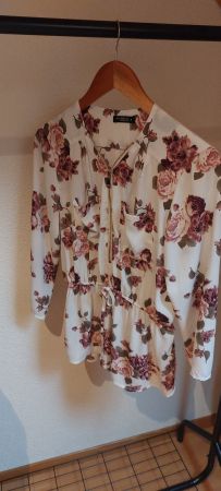 Bluse mit Blumenmuster, Grösse M - Sommerlich leicht!