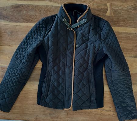 Steppjacke tailliert von ZARA, Farbe schwarz (S)