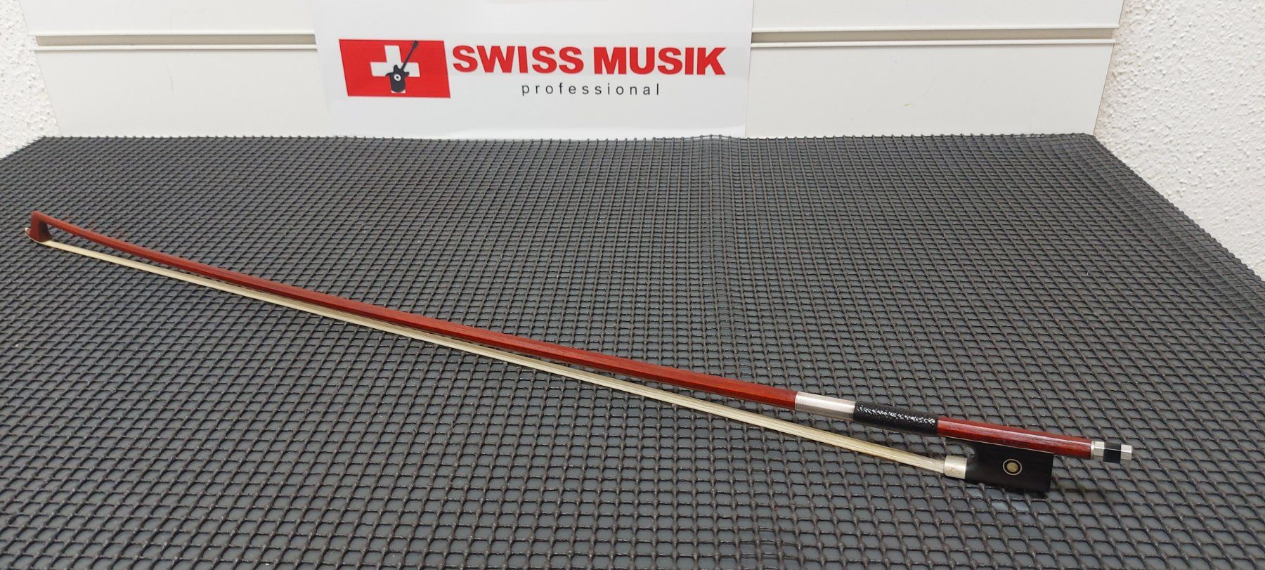 Strumenti musicali: 4/4 Geigenbogen W.Seifert Octagonal fernambucoL=74 cm,61 gr. – Usato da Glattbrugg venduto da Swissmusik