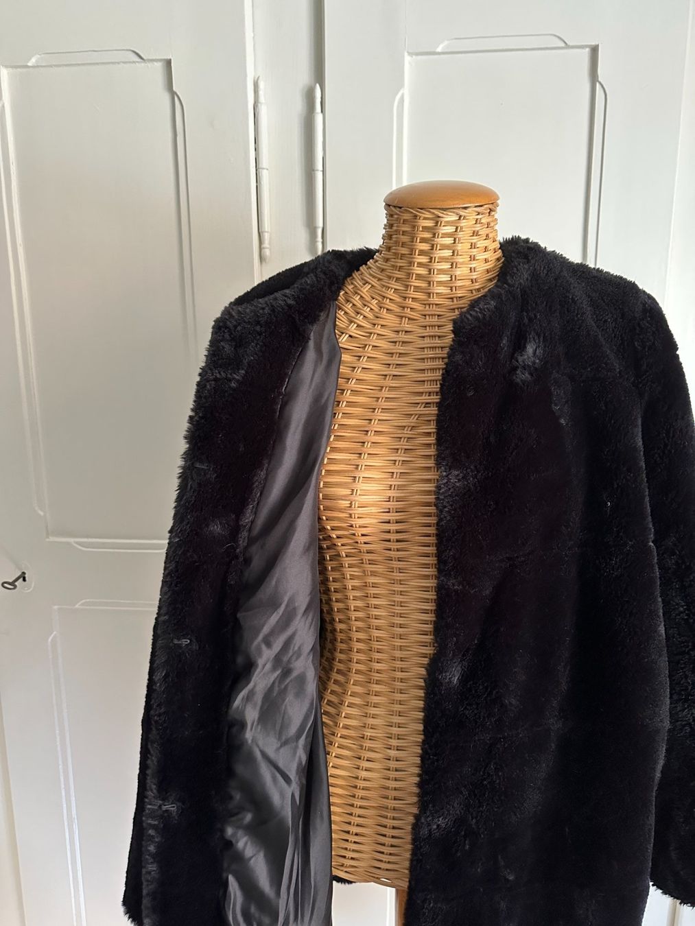 Mango Vestes: MANGO - Fake Fur Jacke schwarz M – D'occasion à Zürich par Diazaio 2