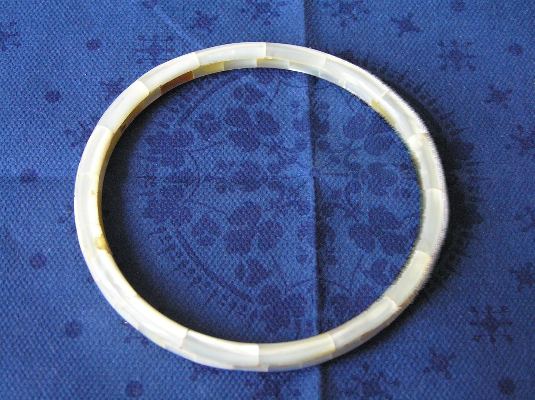 Bracciali & Braccialetti: antiker Armreif Armring aus Perlmutt – Usato da Frauenfeld venduto da dhour 4