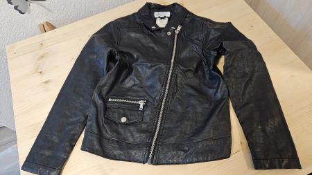 Schwarze Kunstlederjacke von H&M, Grösse 134, Top!
