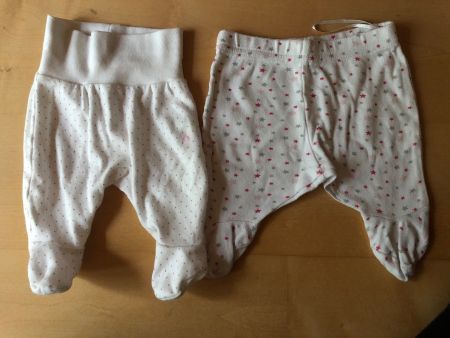2 Stk. Baby Hosen mit Füsschen, Grösse 50 Top Zustand!