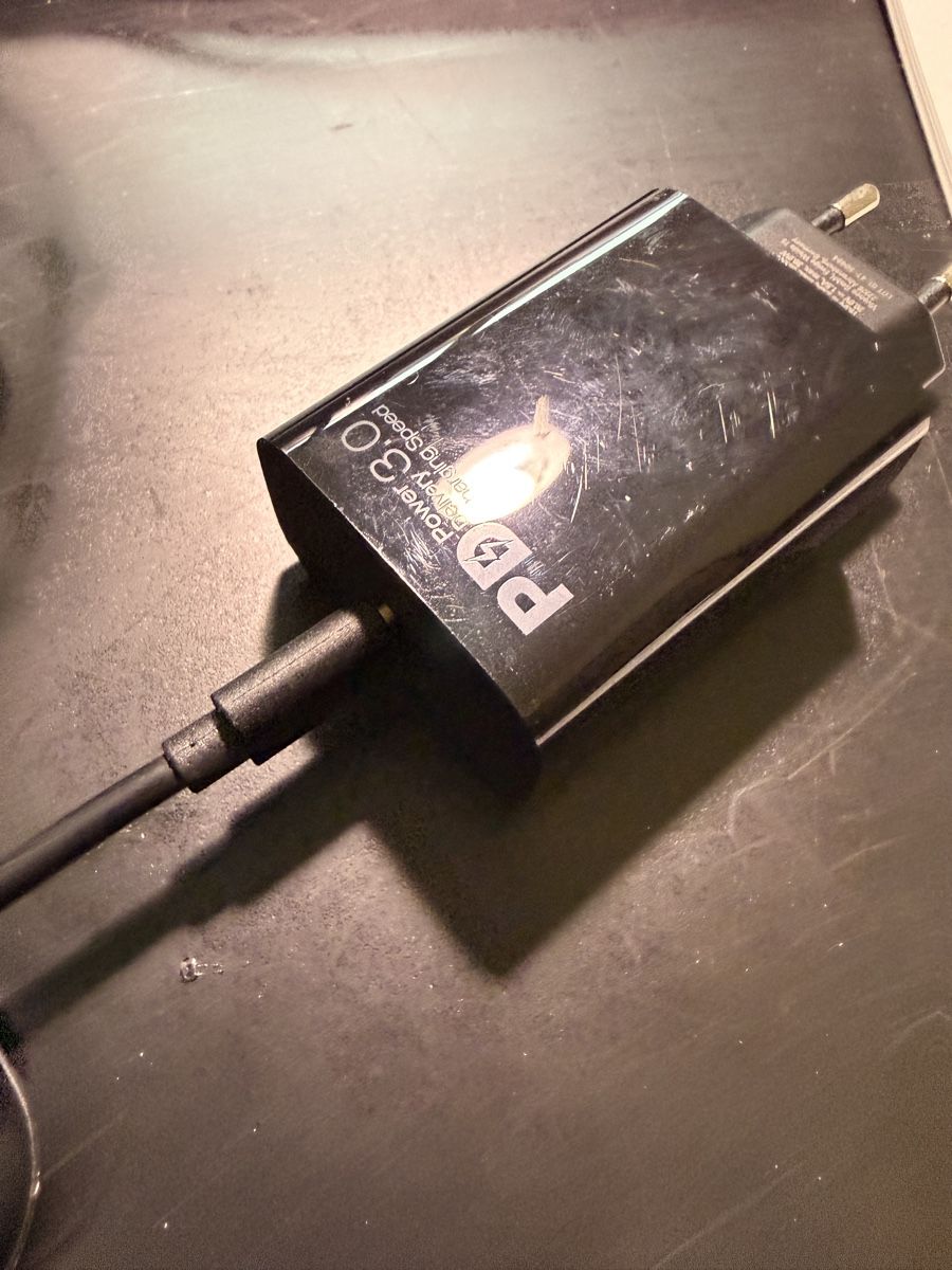 Caricabatterie: Dual Wireless Charger Pad with PD 3.0 Power Adapter – Usato da Zürich venduto da kuengka 1