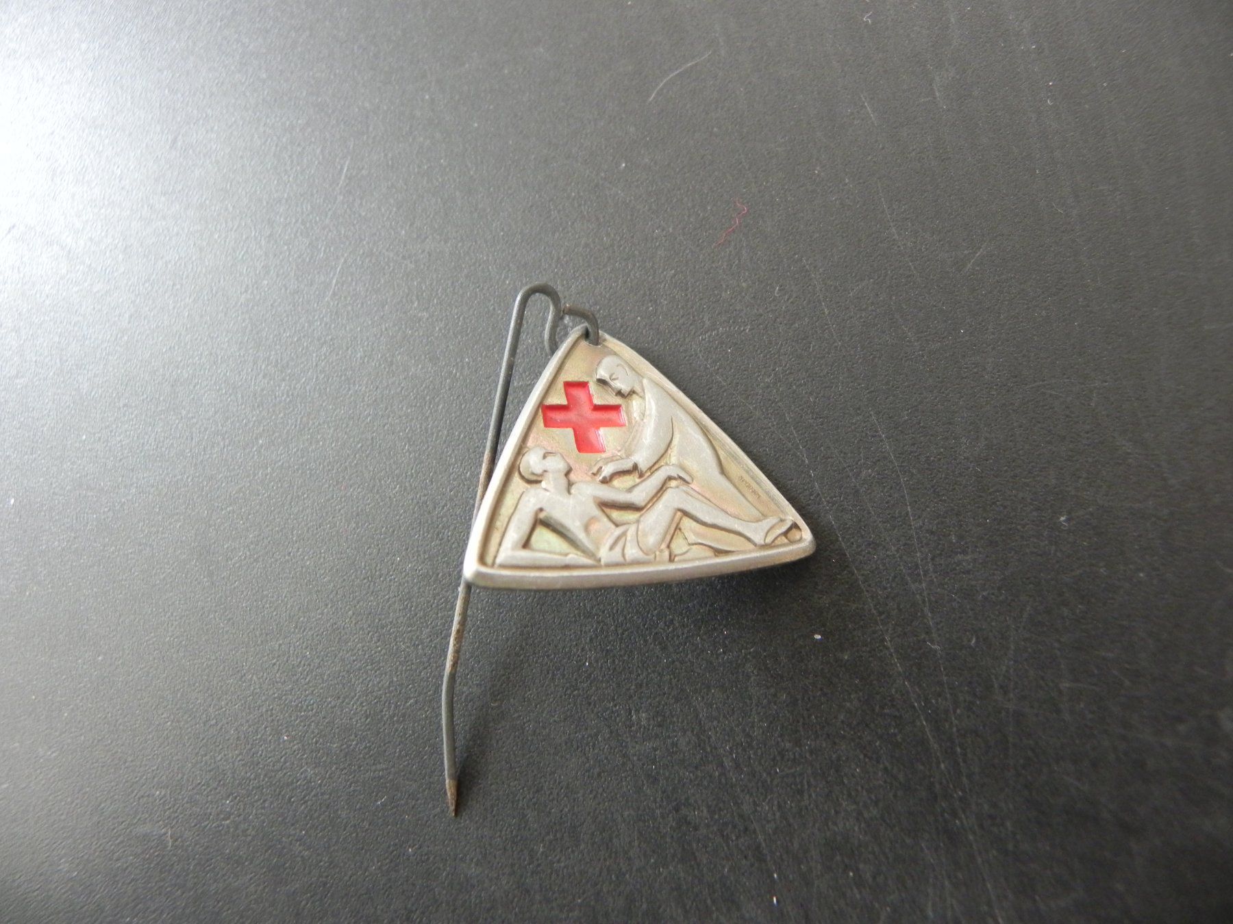 Broschen & Nadeln: Altes Abzeichen Rotes Kreuz – Gebraucht aus Biel/Bienne von Gogolozi
