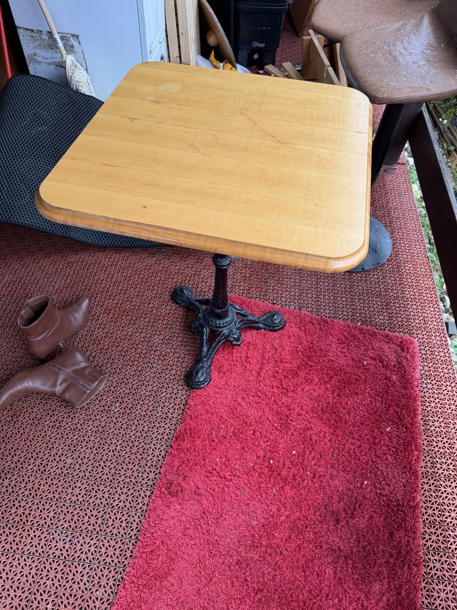 Tische: Bistrotisch mit Gusseisenfuss – Gebraucht aus Walde AG von Hanutta 1