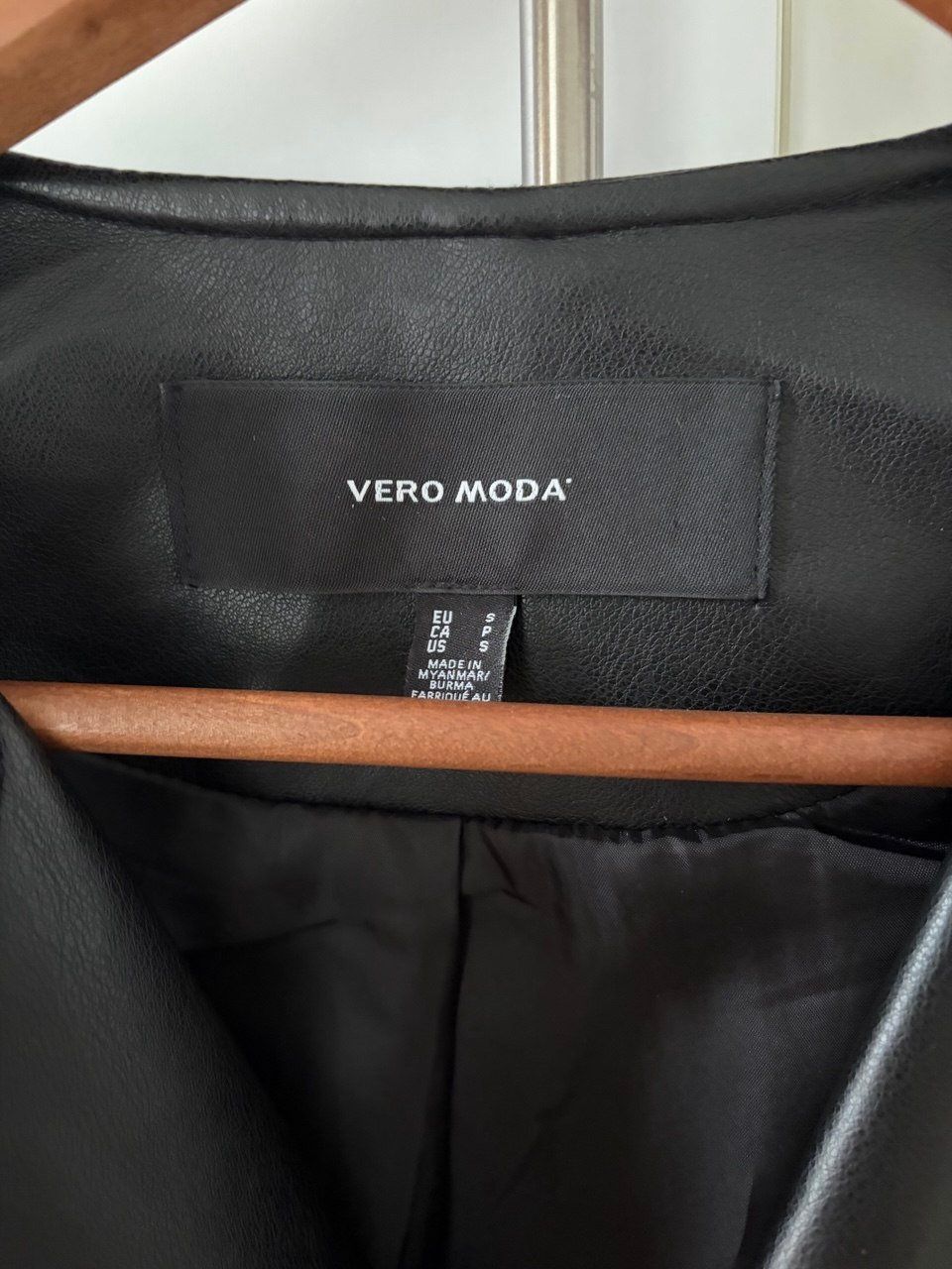 Vero Moda Giacche: Vero Moda Kunstlederjacke – Nuovo (secondo la descrizione) da Neuenegg venduto da rom_2gwp 2
